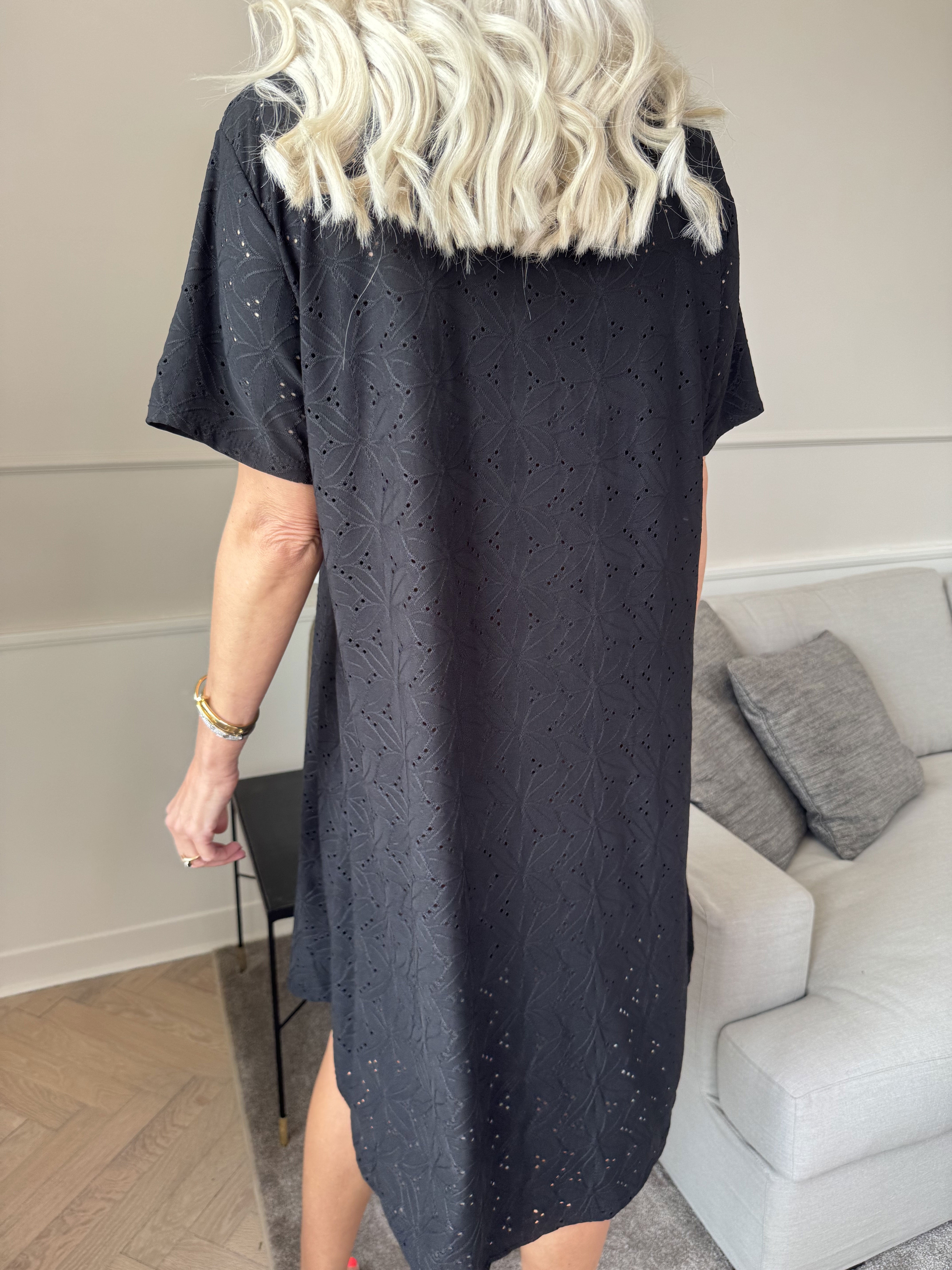 Liba - Mjuk elastisk klänning i broderie anglaise med dragkedja